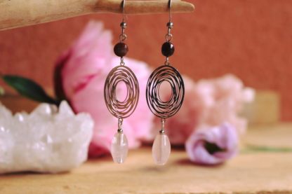 Boucles d'oreilles en bois fossilisé et quartz rose