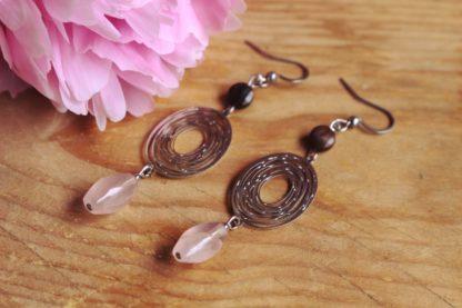 Boucles d'oreilles en bois fossilisé et quartz rose