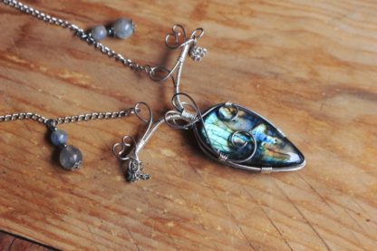 collier en labradorite artisanal fait main wire wrapping pierre naturelle lithothérapie protection artisanat cadeau femme fait main fait en france