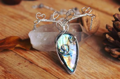 collier en labradorite artisanal fait main wire wrapping pierre naturelle lithothérapie protection artisanat cadeau femme fait main fait en france