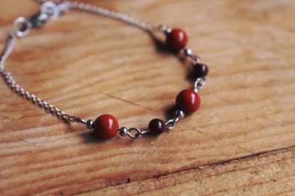 Bracelet en jaspe rouge pierres naturelles lithothérapie fait main bijoux artisanaux fabriqué en france cadeau femme