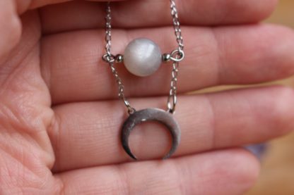 Collier pierre de lune lithothérapie pierres naturelles bijoux artisanaux fabrication française pierre véritable bijoux minéraux cadeau femme fait main