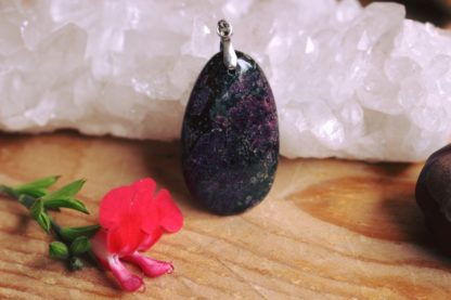 Pendentif en eudialyte pierres naturelles lithothérapie bijoux artisanal fait main fait en france bien-être cadeau femme