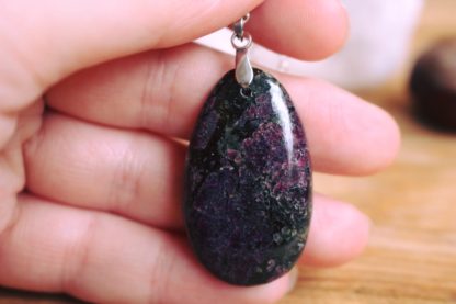 Pendentif en eudialyte pierres naturelles lithothérapie bijoux artisanal fait main fait en france bien-être cadeau femme