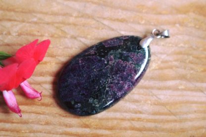 Pendentif en eudialyte pierres naturelles lithothérapie bijoux artisanal fait main fait en france bien-être cadeau femme