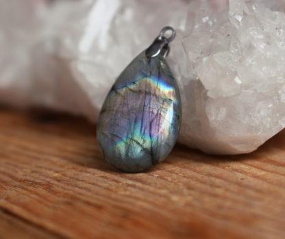 pendentif en labradorite multicolore pierre naturelle lithothérapie bien-être fait main fabriqué en france éthique artisanat cadeau femme