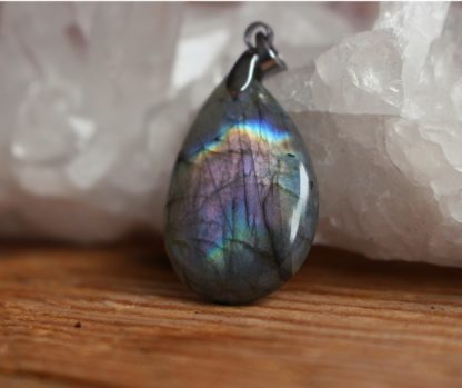 pendentif en labradorite multicolore pierre naturelle lithothérapie bien-être fait main fabriqué en france éthique artisanat cadeau femme