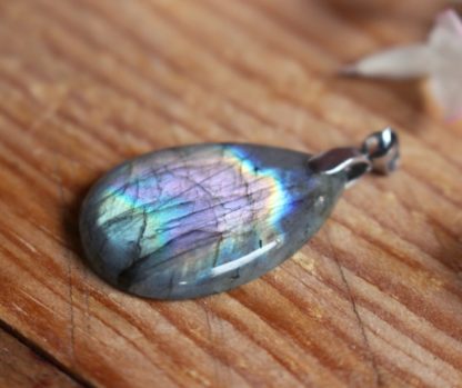 pendentif en labradorite multicolore pierre naturelle lithothérapie bien-être fait main fabriqué en france éthique artisanat cadeau femme