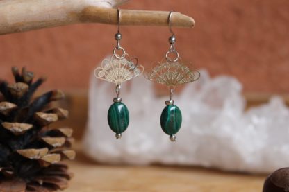 Boucles d'oreilles en malachite pierres naturelles lithothérapie fait main fabriqué en france bien-être bijoux de créateur artisanat minérales cadeau femme