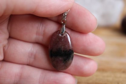pendentif en rhodonite pierres naturelles lithothérapie fait main fabriqué en france créateur bijoux cadeau femme