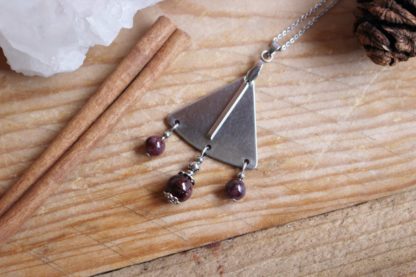 pendentif en grenat géométrique fait main lithothérapie pierres naturelles bien-être fabriqué en france créatrice de bijoux véritable minéraux cadeau femme