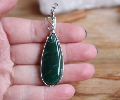 Pendentif en aventurine verte fait main pierre naturelle lithothérapie bien-être minéraux bijoux artisanaux fabriqué en france créatrice cadeau femme