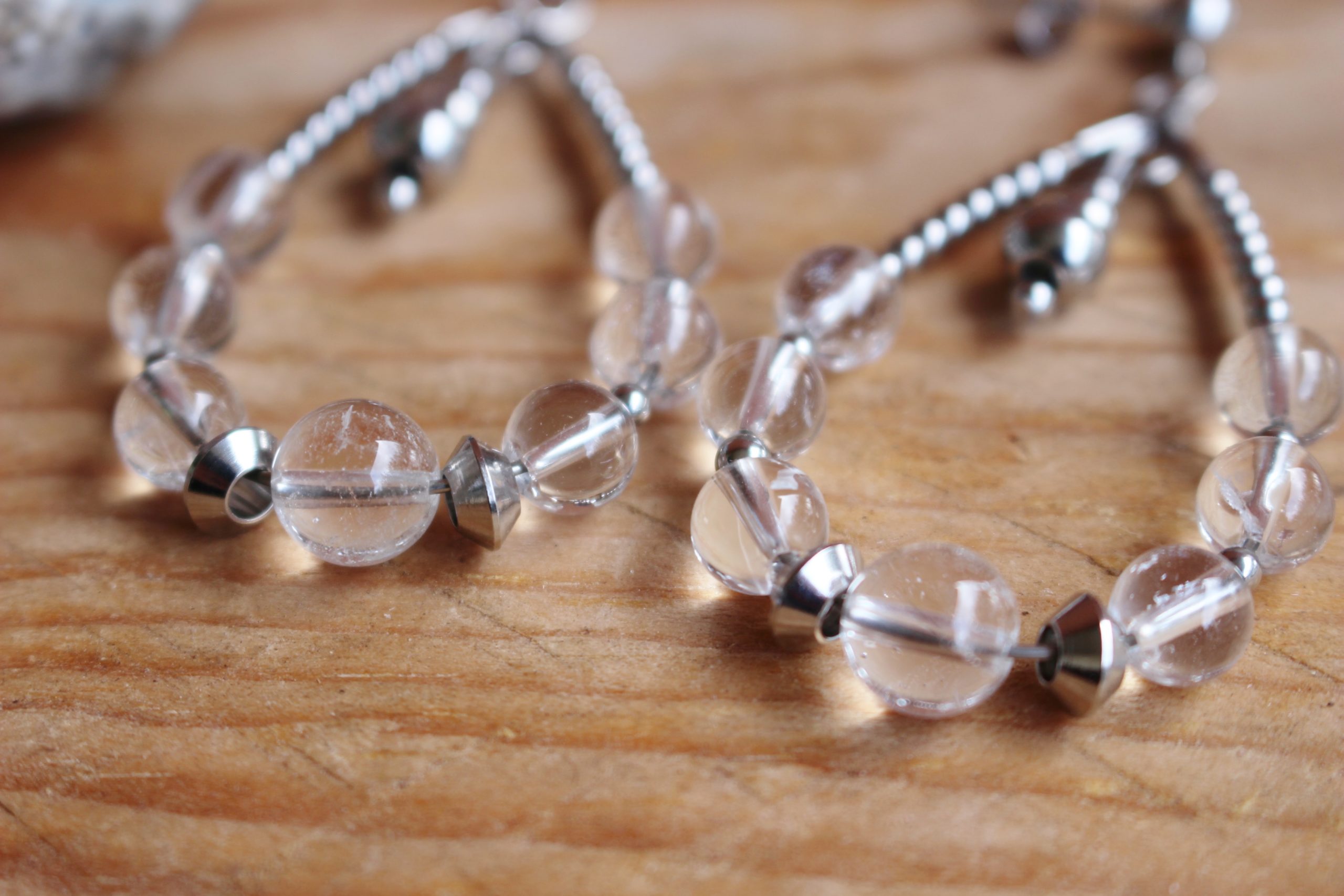 Boucles d'oreilles en cristal de roche pierres naturelles lithothérapie bijoux fait main fabriqué en france cadeau femme pièce unique