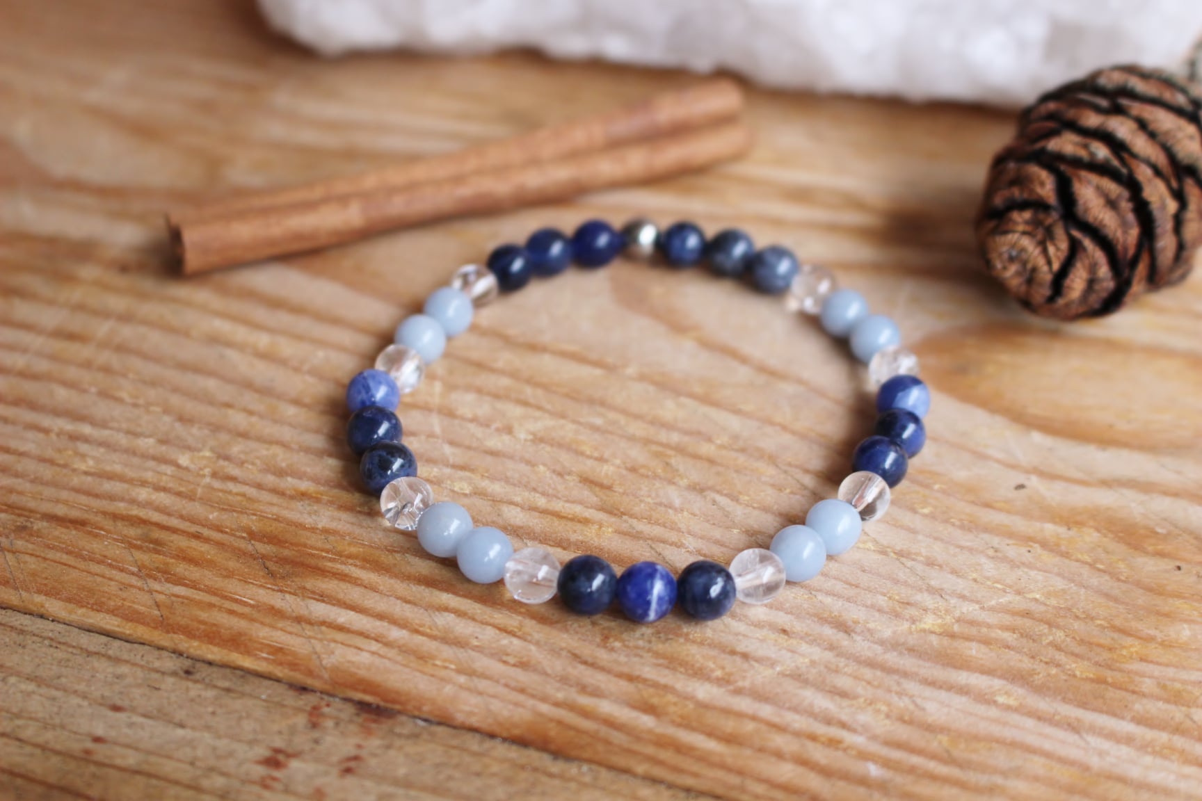 Bracelet en sodalite angélite cristal de roche quartz pierres naturelles lithothérapie bien-être bijoux fait main fabriqué en France cadeau femme