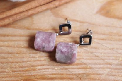 Boucles d'oreilles en lépidolite pierres naturelles lithothérapie bijoux fait main artisanal fabriqué en france Besançon cadeau femme