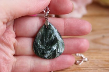 pendentif en seraphinite pierre naturelle lithothérapie bijoux artisanaux fabriqué en france cadeau femme
