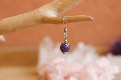 Boucles d'oreilles asymétriques charoïte lithothérapie pierres naturelles bijoux originaux made in france cadeau femme