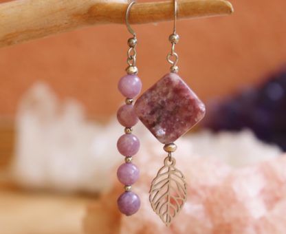 Boucles d'oreilles asymétriques lépidolite lithothérapie pierres naturelles bijoux originaux made in france cadeau femme