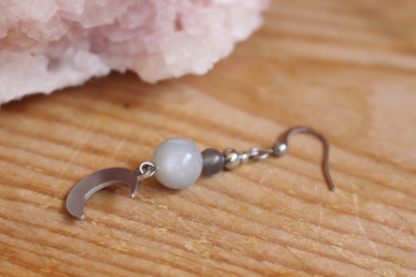 Boucles d'oreilles asymétriques pierre de lune lithothérapie pierres naturelles bijoux originaux made in france cadeau femme