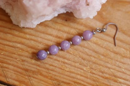 Boucles d'oreilles asymétriques lépidolite lithothérapie pierres naturelles bijoux originaux made in france cadeau femme