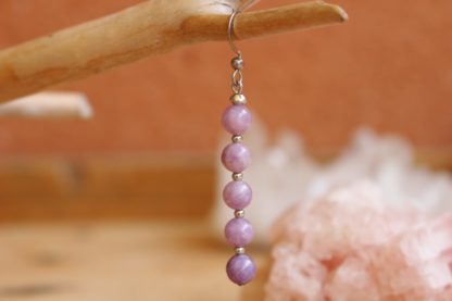 Boucles d'oreilles asymétriques lépidolite lithothérapie pierres naturelles bijoux originaux made in france cadeau femme