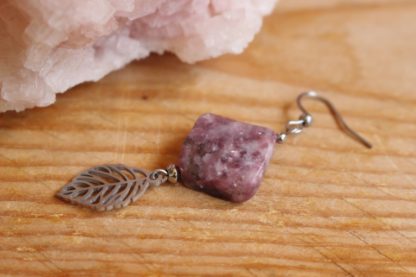 Boucles d'oreilles asymétriques lépidolite lithothérapie pierres naturelles bijoux originaux made in france cadeau femme