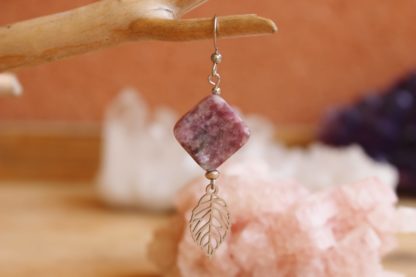 Boucles d'oreilles asymétriques lépidolite lithothérapie pierres naturelles bijoux originaux made in france cadeau femme