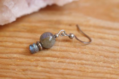 Boucles d'oreilles asymétriques labradorite lithothérapie pierres naturelles bijoux originaux made in france cadeau femme