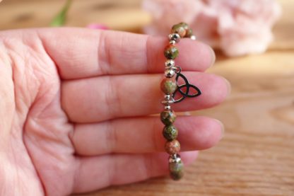 Bracelet en unakite épidote triquetra pierres naturelles bijoux lithothérapie bien-être fait main artisanal cadeau femme