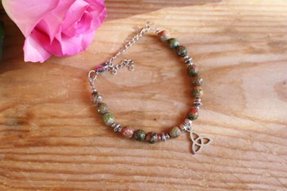 Bracelet en unakite épidote triquetra pierres naturelles bijoux lithothérapie bien-être fait main artisanal cadeau femme