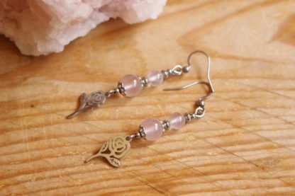 Boucles d'oreilles en quartz rose bijoux artisanaux en pierres naturelles lithothérapie développement personnel bijoux tendance made in france cadeau femme