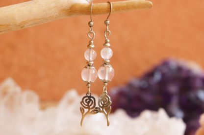 Boucles d'oreilles en quartz rose bijoux artisanaux en pierres naturelles lithothérapie développement personnel bijoux tendance made in france cadeau femme