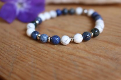 Bracelet en dumortiérite et howlite pierres naturelles lithothérapie fait main bijoux artisanaux fabriqué en france cadeau femme