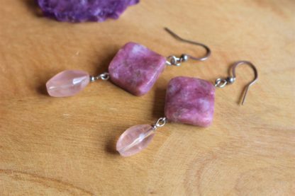 Boucles d'oreilles en lépidolite et quartz rose pierres naturelles bijoux lithothérapie bien-être fait main artisanal cadeau femme