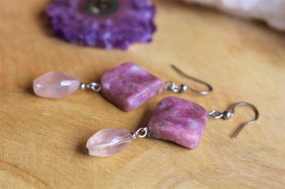 Boucles d'oreilles en lépidolite et quartz rose pierres naturelles bijoux lithothérapie bien-être fait main artisanal cadeau femme