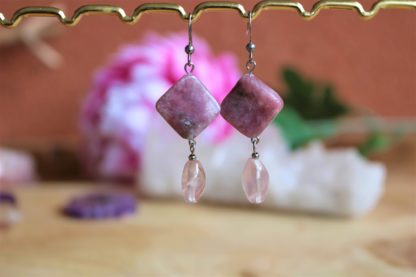 Boucles d'oreilles en lépidolite et quartz rose pierres naturelles bijoux lithothérapie bien-être fait main artisanal cadeau femme