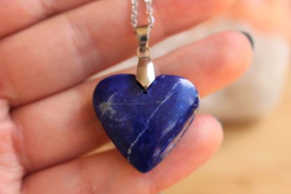 pendentif coeur en lapis lazuli pierre naturelle lithothérapie bijoux fait main made in france handmade collier la voie minérale cadeau femme