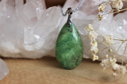 pendentif en chrysoprase pierre naturelle lithothérapie bijoux fait main made in france handmade collier la voie minérale cadeau femme