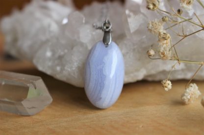 pendentif en calcédoine bleue pierre naturelle lithothérapie bijoux fait main made in france handmade collier la voie minérale cadeau femme