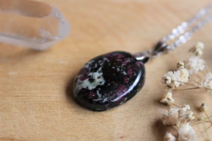 pendentif en eudialyte pierre naturelle lithothérapie bijoux fait main made in france handmade collier la voie minérale cadeau femme