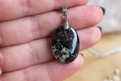 pendentif en eudialyte pierre naturelle lithothérapie bijoux fait main made in france handmade collier la voie minérale cadeau femme