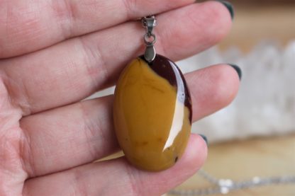 pendentif en jaspe mookaite pierre naturelle lithothérapie bijoux fait main made in france handmade collier la voie minérale cadeau femme