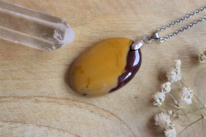 pendentif en jaspe mookaite pierre naturelle lithothérapie bijoux fait main made in france handmade collier la voie minérale cadeau femme