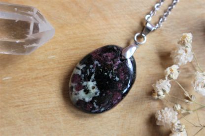 pendentif en eudialyte pierre naturelle lithothérapie bijoux fait main made in france handmade collier la voie minérale cadeau femme