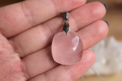 pendentif en quartz rose pierre naturelle lithothérapie bijoux fait main made in france handmade collier la voie minérale cadeau femme