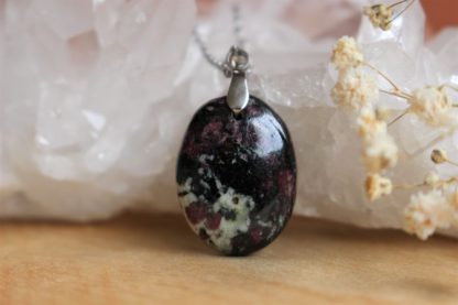 pendentif en eudialyte pierre naturelle lithothérapie bijoux fait main made in france handmade collier la voie minérale cadeau femme