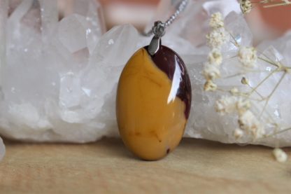 pendentif en jaspe mookaite pierre naturelle lithothérapie bijoux fait main made in france handmade collier la voie minérale cadeau femme