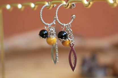 boucles d'oreilles en jaspe mookaite et tourmaline noire lithothérapie bijoux pierres véritables et naturelles