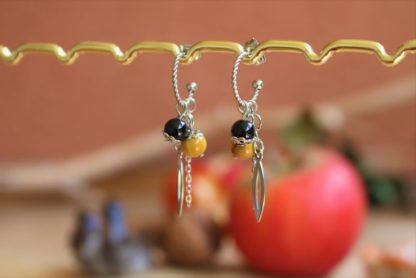 boucles d'oreilles en jaspe mookaite et tourmaline noire lithothérapie bijoux pierres véritables et naturelles