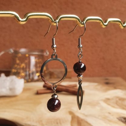 Boucles d'oreilles asymétriques en grenat almandin pierres naturelles lithothérapie bijoux fait main en france bijoux en acier inoxydable et minéraux